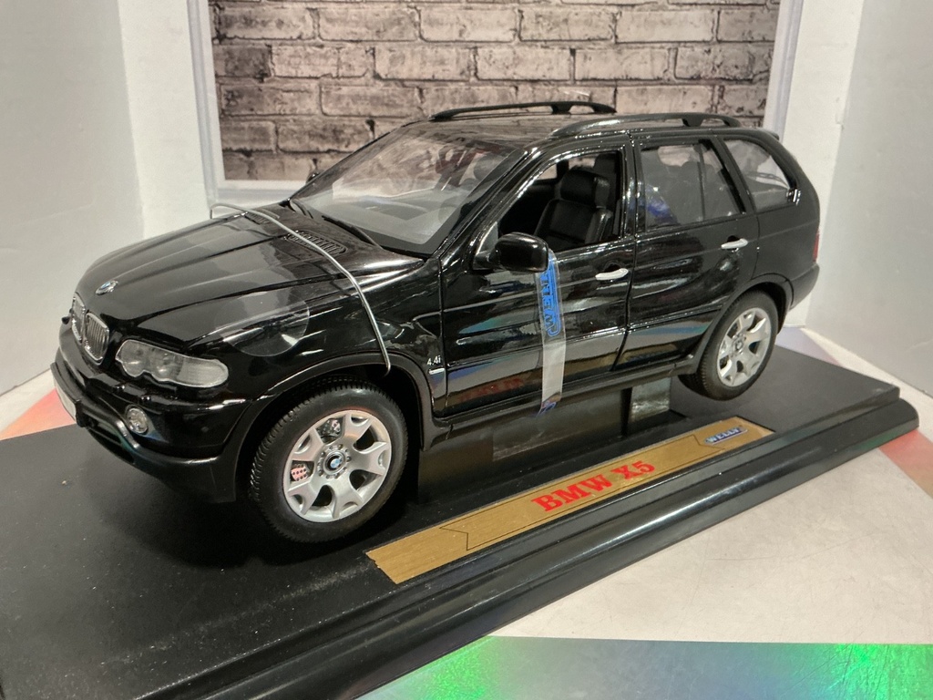 1:18 WELLY BMW X5 {MINOR RASHING DRIVER DOOR} image