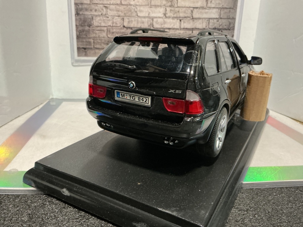 1:18 WELLY BMW X5 {MINOR RASHING DRIVER DOOR} image