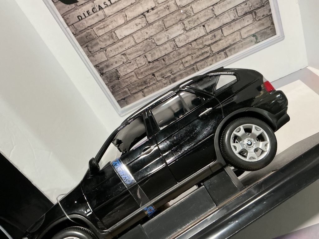 1:18 WELLY BMW X5 {MINOR RASHING DRIVER DOOR} image