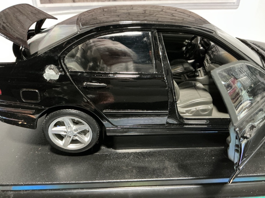 1:18 WELLY BMW 1998 BMW 328I   {BOX DAMAGED & PAINT ISSUES } BLACK  ON GRAY image