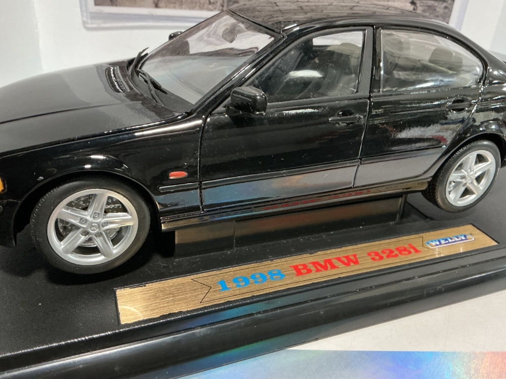 1:18 WELLY BMW 1998 BMW 328I   {BOX DAMAGED & PAINT ISSUES } BLACK  ON GRAY image