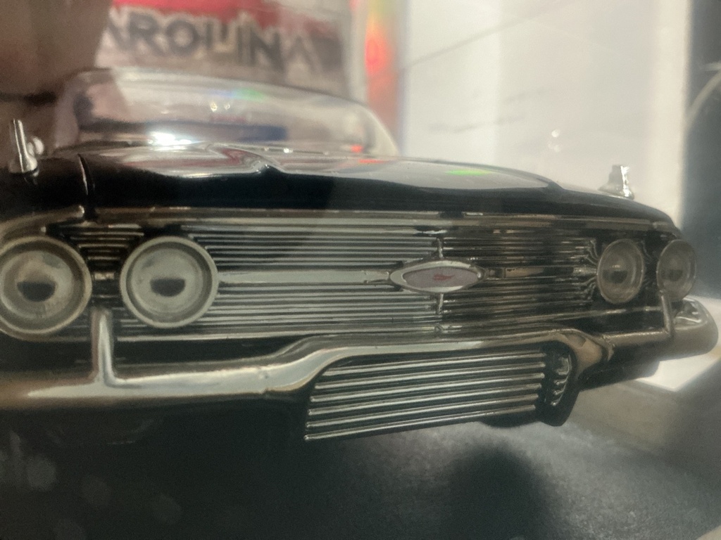 1:18 MOTORMAX 1960 CHEVROLET IMPALA BLACK ON RED / CREAM image