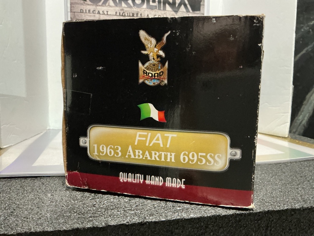 1:18 ROAD SIGNATURE  1963 FIAT ABARTH 695SS { BOX DAMAGED } image