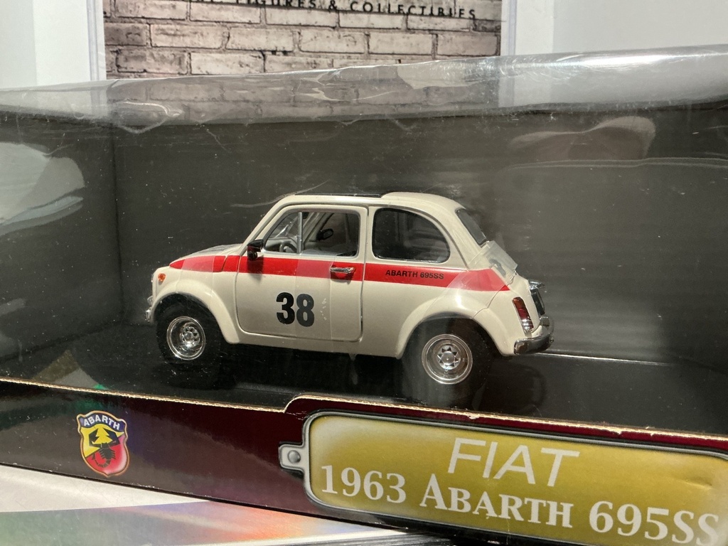 1:18 ROAD SIGNATURE  1963 FIAT ABARTH 695SS { BOX DAMAGED } image