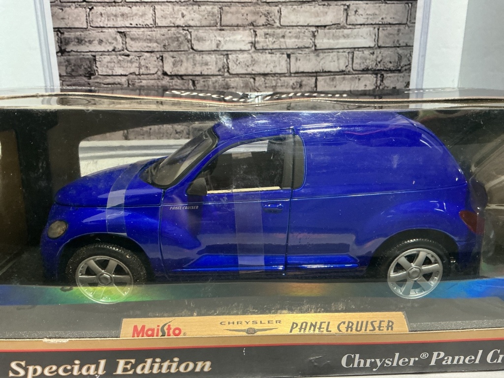 1:18 MAISTO CHRYSLER  PANEL CRUISER - BOX DAMAGE image