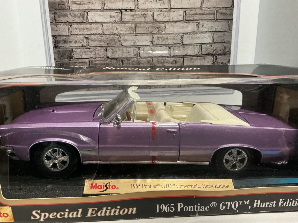 1:18 MAISTO 1965 PONTIAC GTO HURST EDITION image