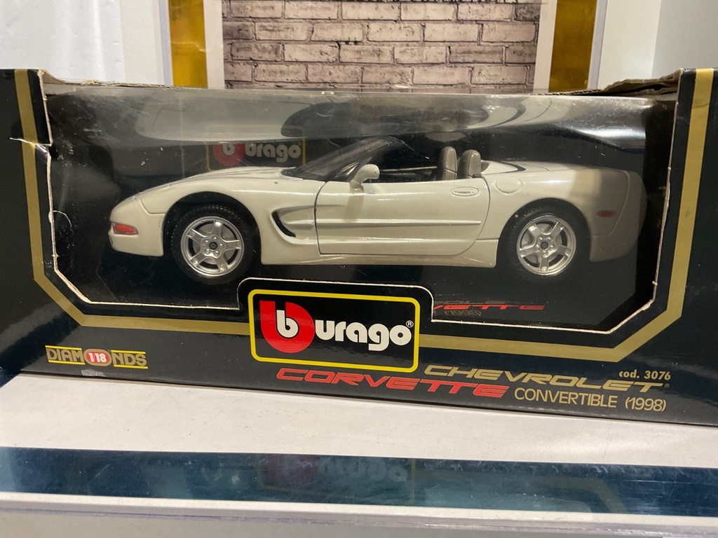 1/18 BURAGO 1998 CORVETTE CONVERTIBLE  {box damaged} image