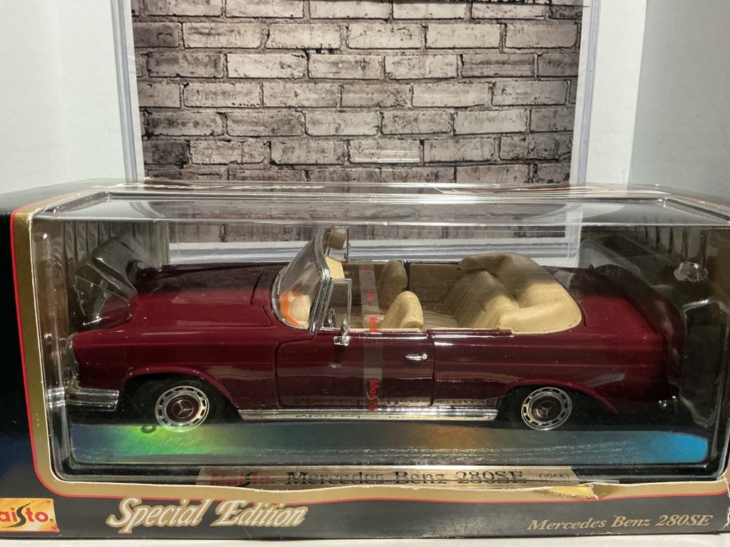 1:18 MAISTO 1966 MERCEDES-BENZ 280SE image