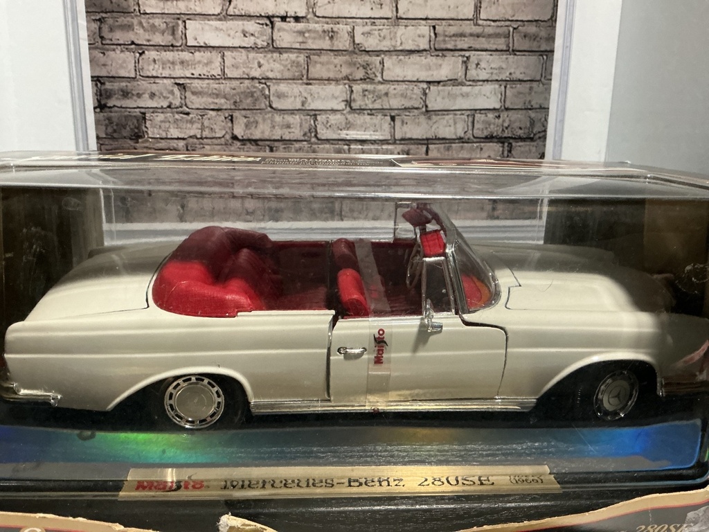 1:18 MAISTO MERCEDES-BENZ 280SE 1966 *BOX DAMAGE* image