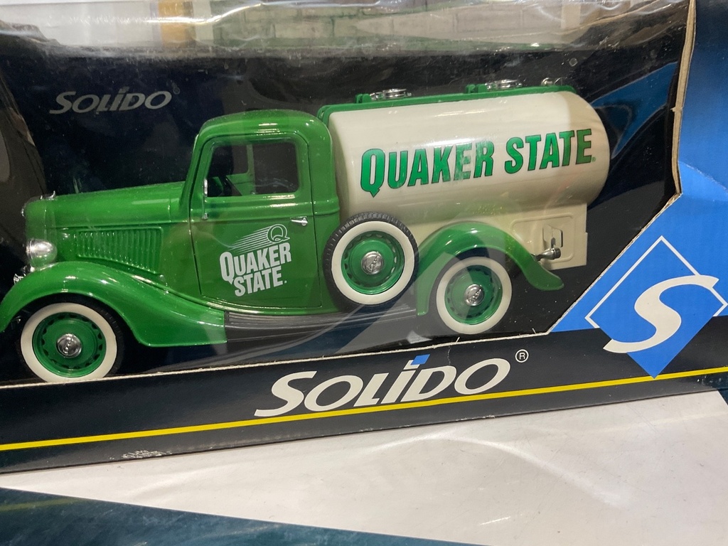 1/18  SOLIDO QUAKER STATE TRUCK  {BOX DAMAGE} image