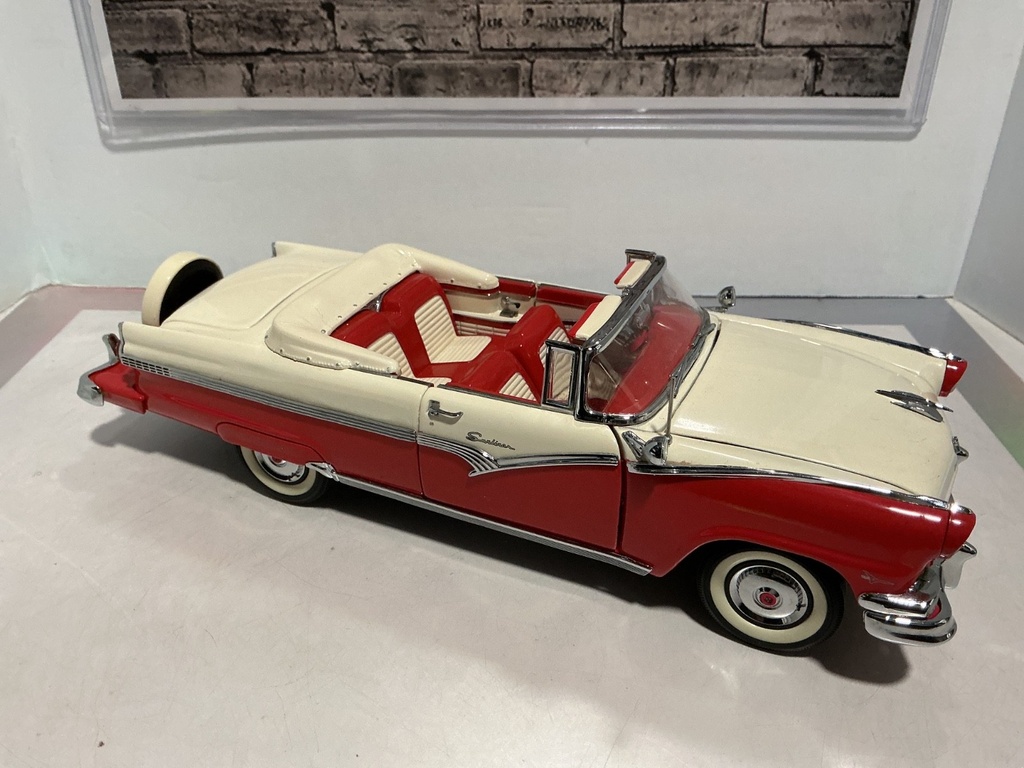 1:24 DANBURY MINT 1956 FORD SUNLINER image