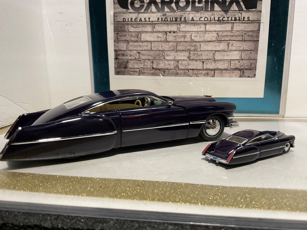 1/24 & 1/64  HOT WHEELS CADZILLA SCRATH ON ROOF OF 1/24 { NO BOX} image