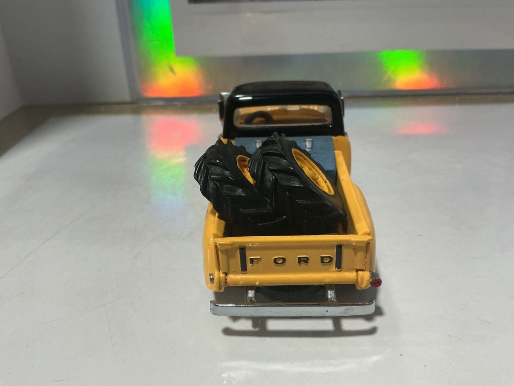 1:43 - MATCHBOX - YIS02 -  1955 FORD F-100 image