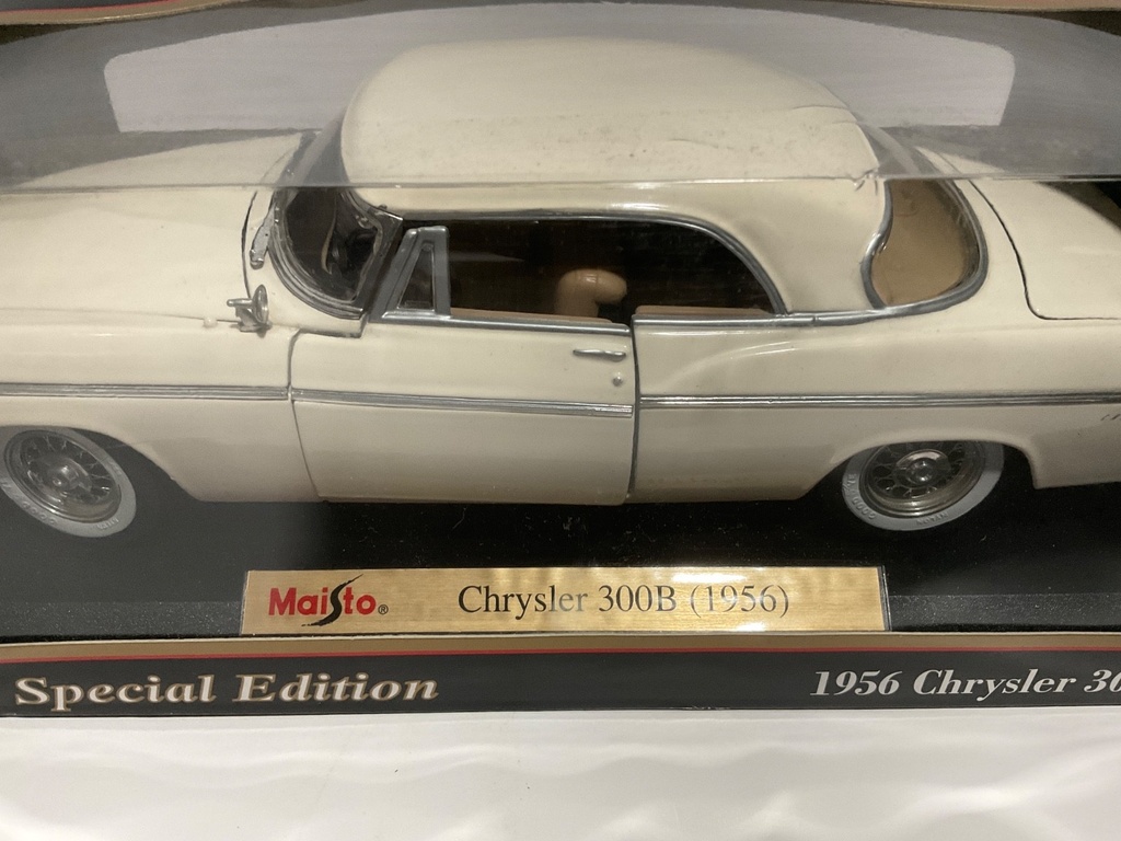 1:18 MAISTO CHRYSLER 300B 1956 WHITE ON TAN image