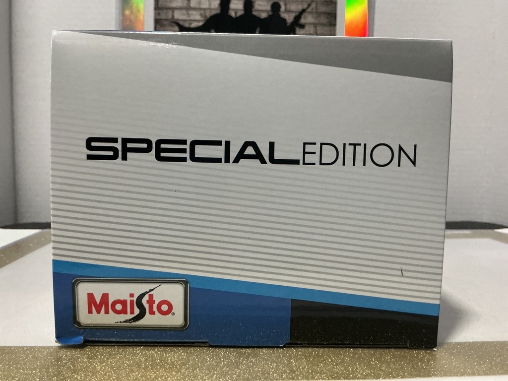 1:18 MAISTO JEEP RESCUE CONCEPT SWAT TRUCK image