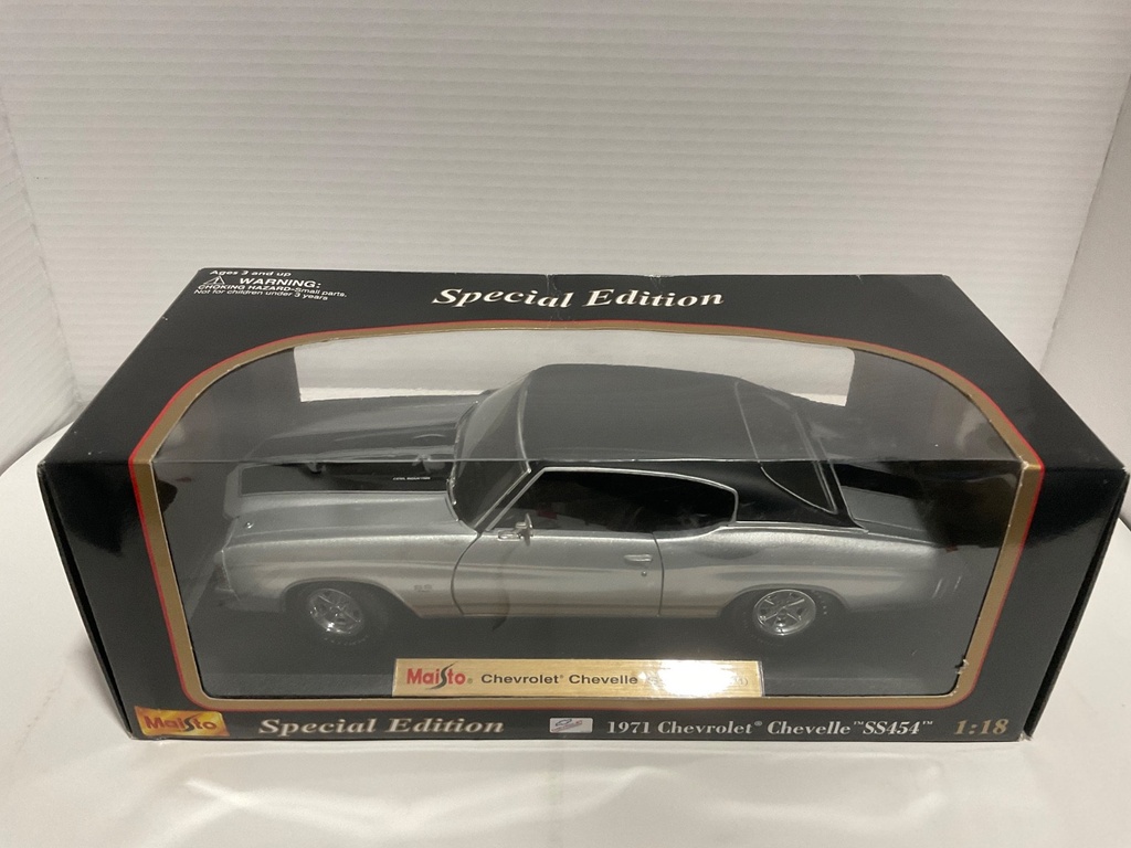 1:18 MAISTO CHEVROLET CHEVELLE SS454 1971 SILVER/BLACK ON BLACK image