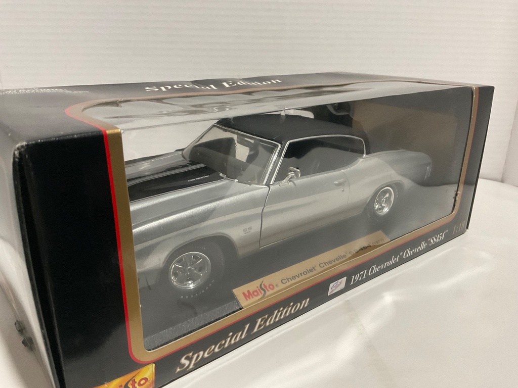 1:18 MAISTO CHEVROLET CHEVELLE SS454 1971 SILVER/BLACK ON BLACK image