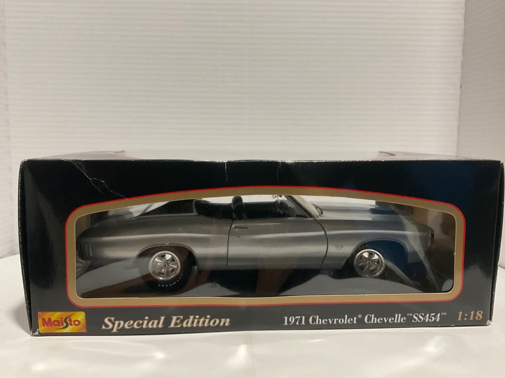 1:18 MAISTO CHEVROLET CHEVELLE SS454 1971 SILVER/BLACK ON BLACK image