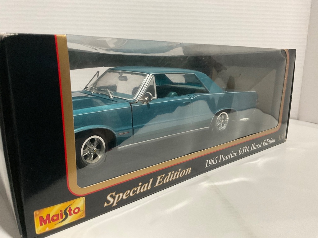 1:18 MAISTO 1965 PONTIAC GTO HURST EDITION BLUE ON BLUE image