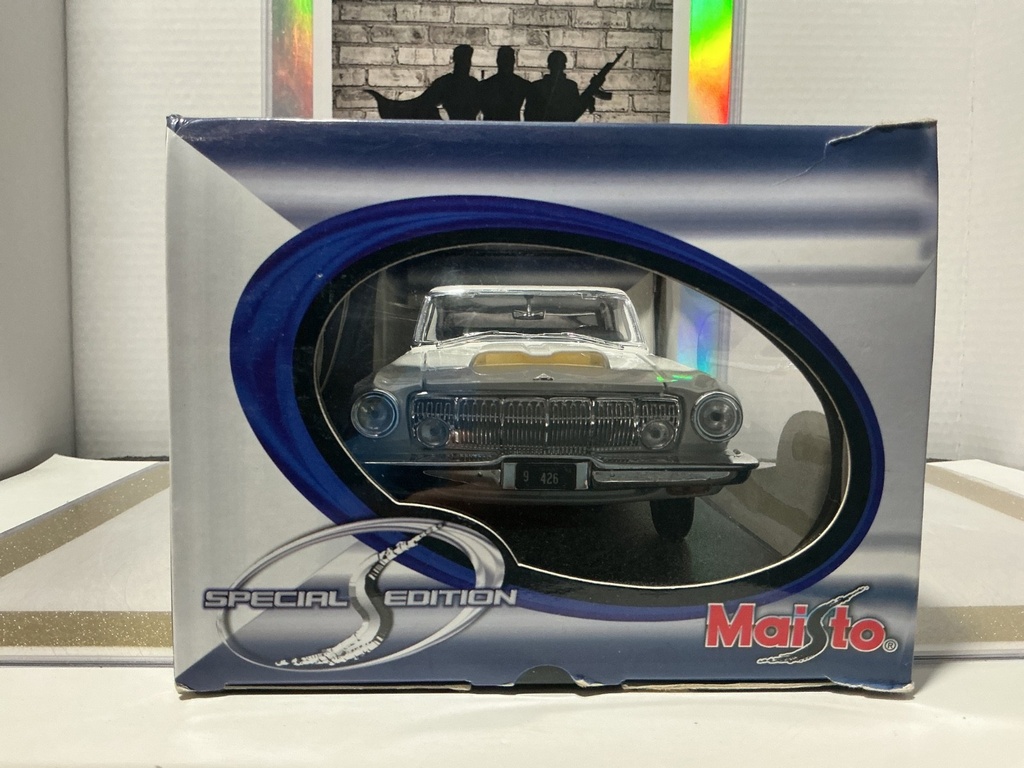 1:18 MAISTO SPECIAL EDITION 1963 DODGE 330 - WHITE image