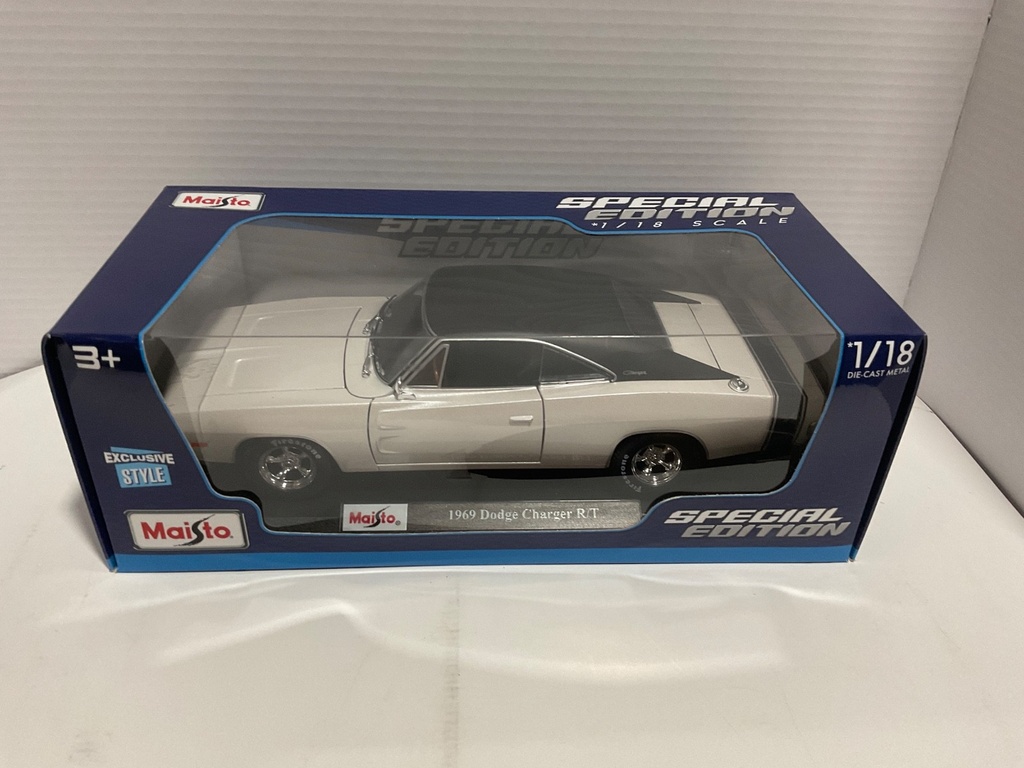 1:18 MAISTO 1969 DODGE CHARGER R/T SILVER/BLACK ON BLACK image