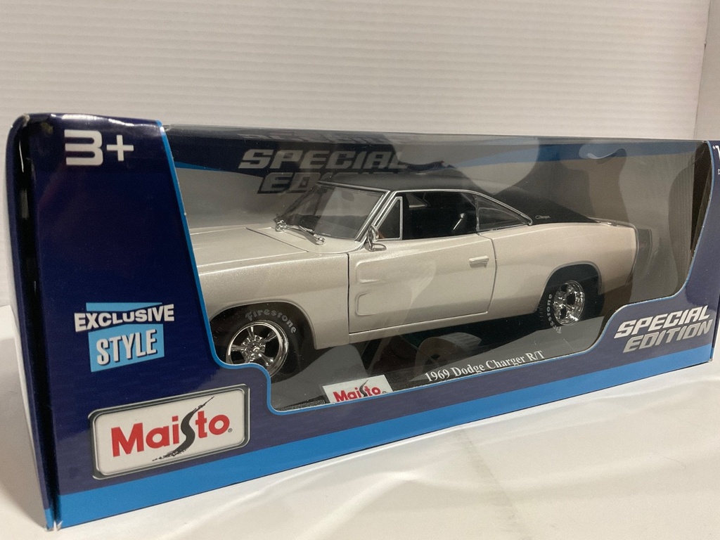 1:18 MAISTO 1969 DODGE CHARGER R/T SILVER/BLACK ON BLACK image