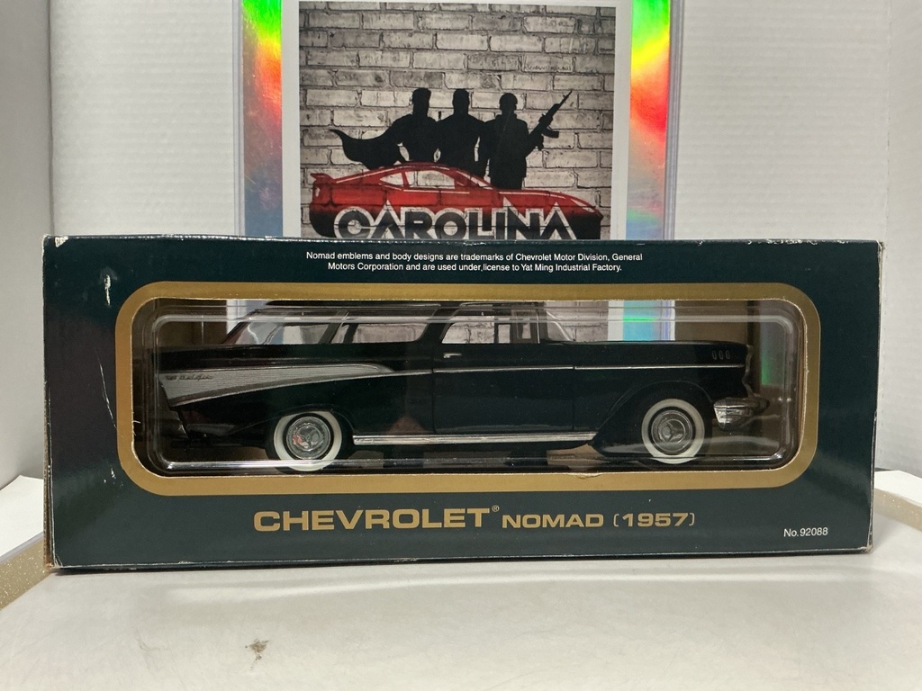 1:18 ROAD TOUGH 1957 CHEVROLET NOMAD BLACK ON RED image