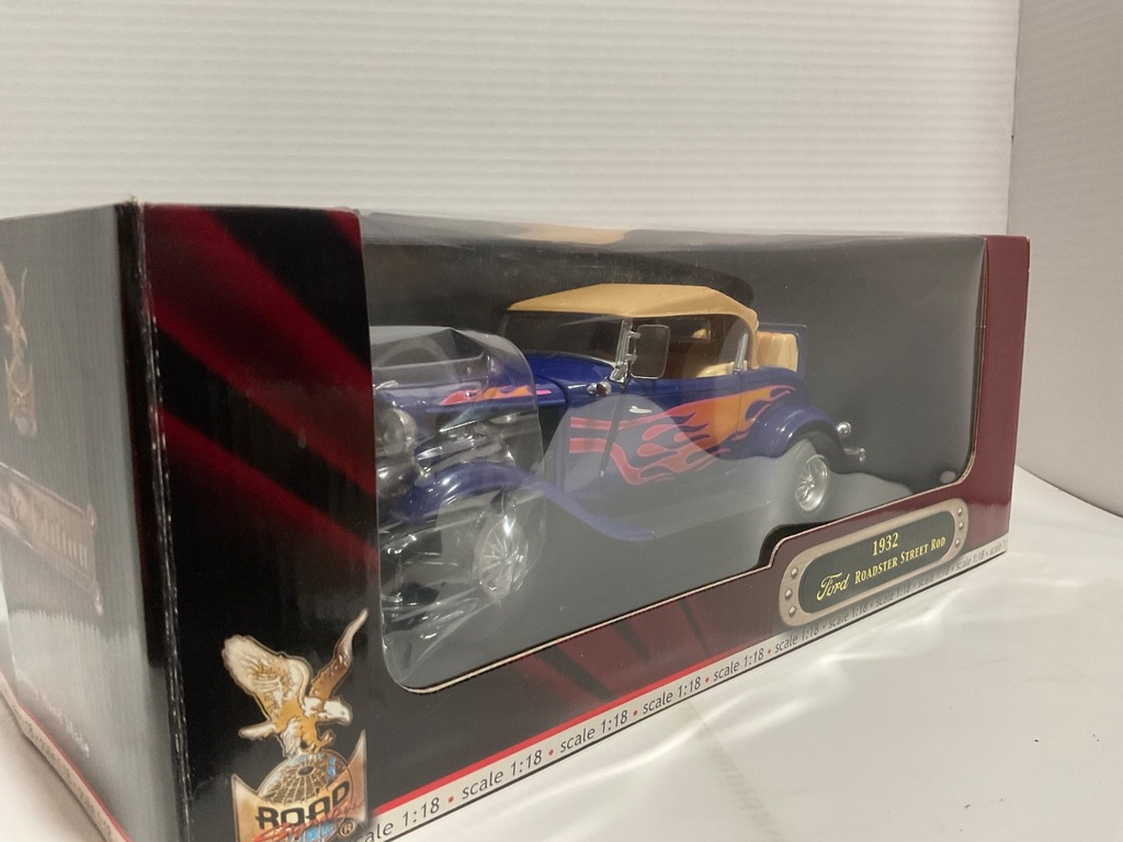 1:18 ROAD SIGNATURE 1932 FORD ROADSTER STREET ROD BLUE/TAN ON CREAM image