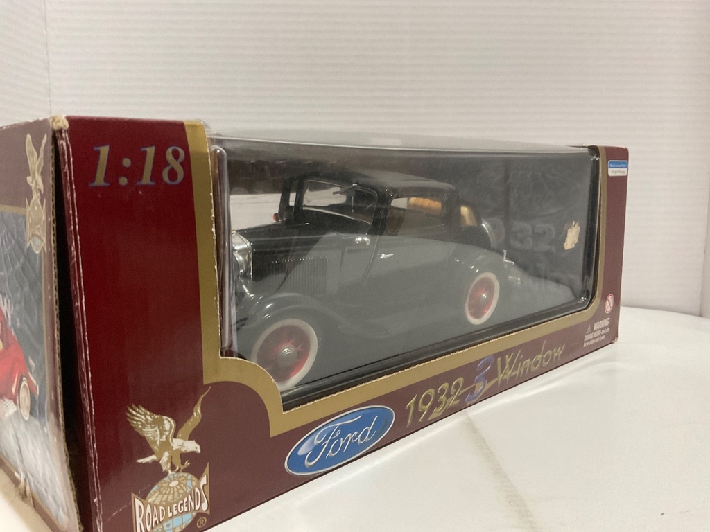 1:18 ROAD LEGENDS FIRD 1932 3 WINDOW BLACK ON CREAM image