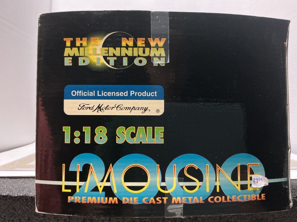 1:18 SUN STAR THE NEW MILLENNIUM EDITION LINCOLN LIMOUSINE 2000 image