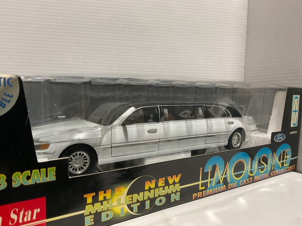 1:18 SUN STAR 2000 LIMOUSINE WHITE/BLACK ON BLACK image