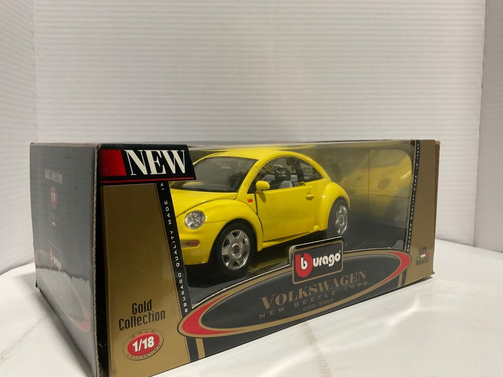 1:18 BURAGO VOLKSWAGEN NEW BEETLE 1998 YELLOW ON GREY image