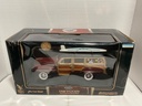 1:18 ROAD SIGNATURE FORD 1948 WOODY BROWN/BLACK ON GREY image
