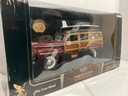 1:18 ROAD SIGNATURE FORD 1948 WOODY BROWN/BLACK ON GREY image