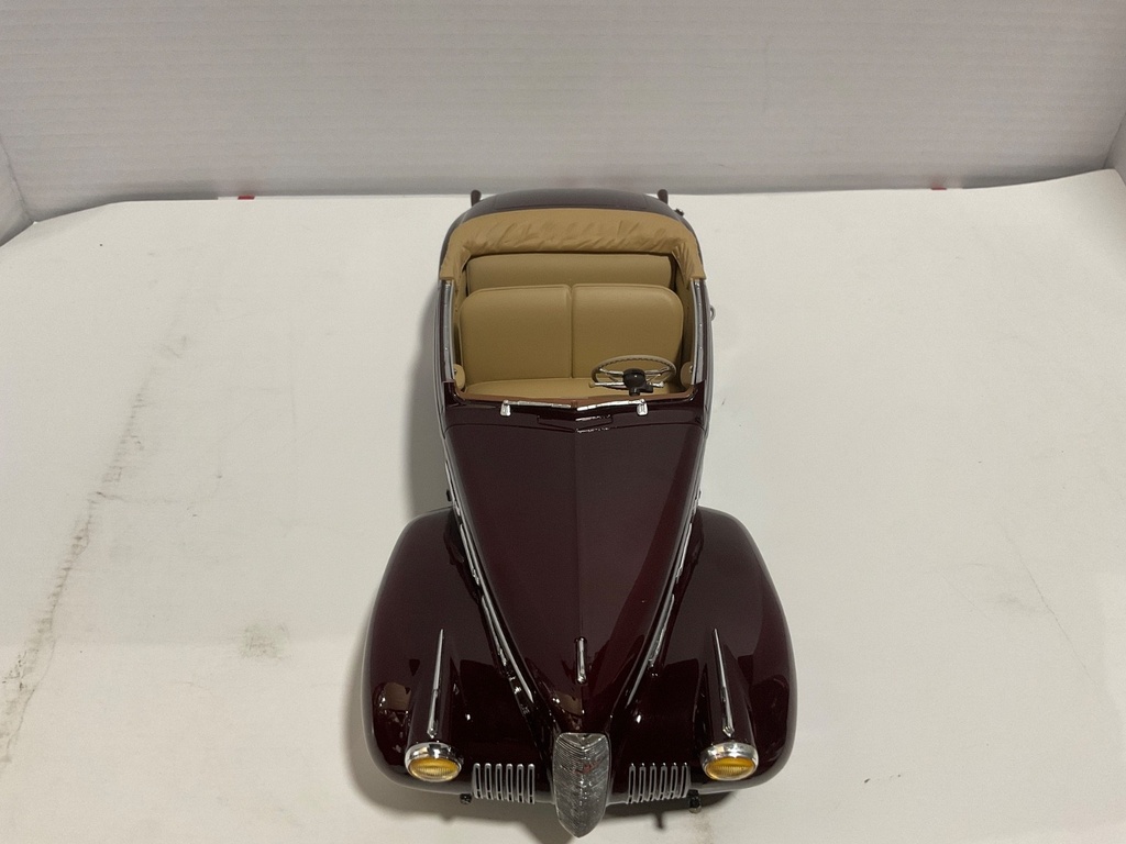 1:18 BEST OF SHOW CONVERTIBLE COUPE 1940 DARK RED ON TAN *BROKEN PIECES image