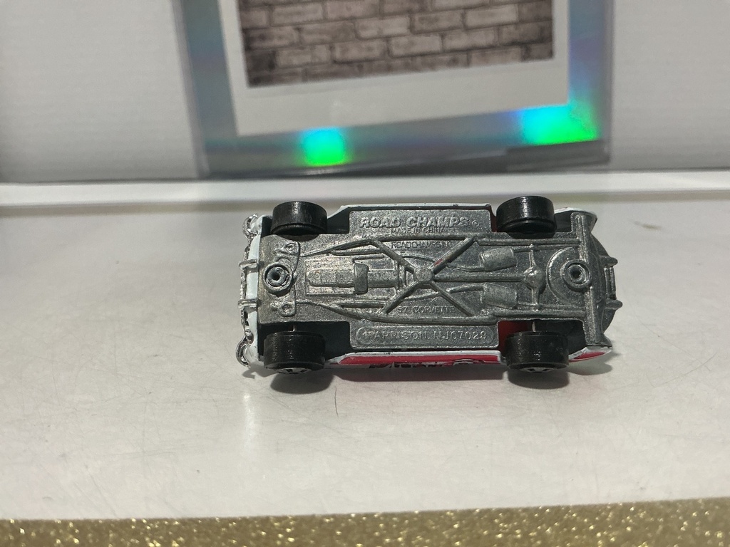 1/64 ROAD CHAMPS - ‘57 CORVETTE HARRISON - STING #22 image