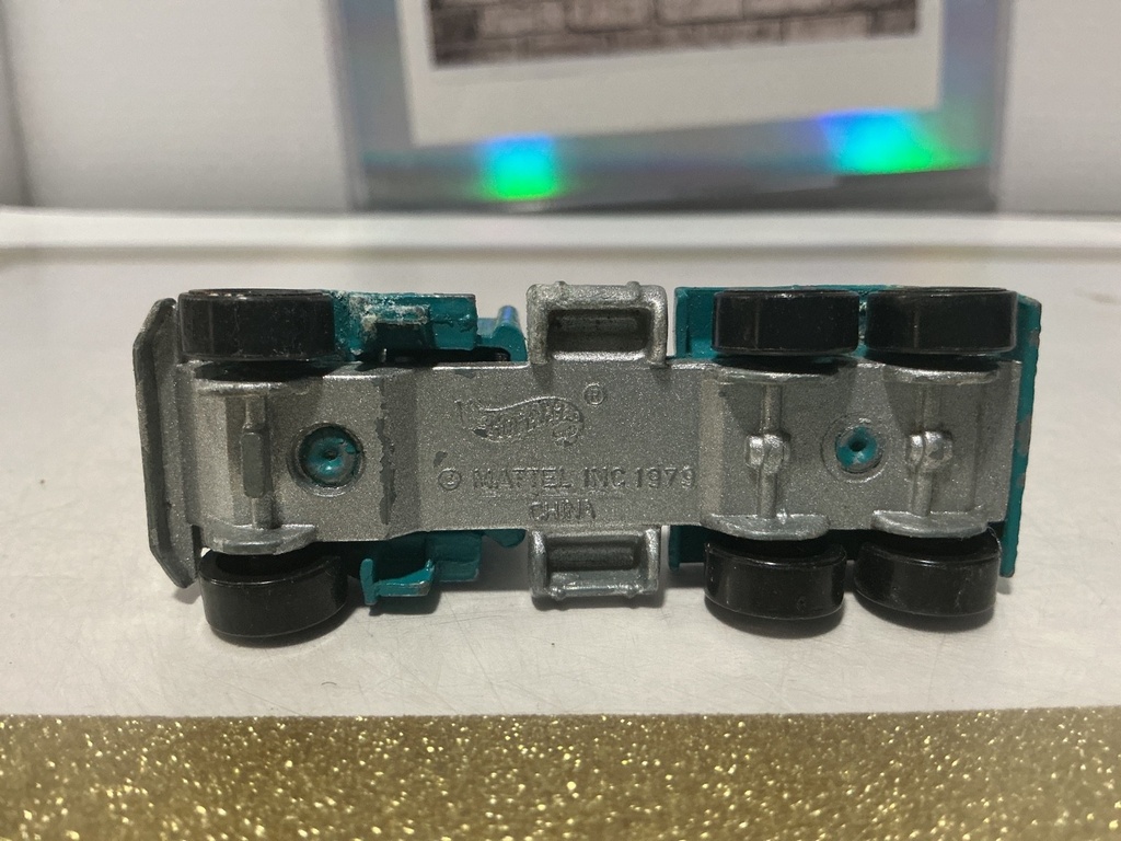 1/64 1979 HOT WHEELS PETERBILT SEMI TRUCK CAB image