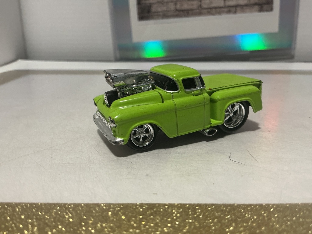 1/64 MUSCLE MACHINES 1955 CHEVROLET CAMEO image
