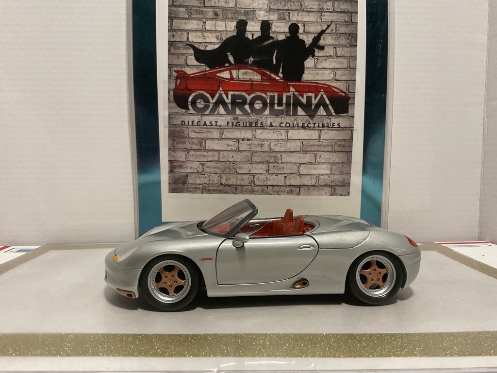 [111088] 1/18: MAISTO PORSHE BOXLER SILVER ON RED