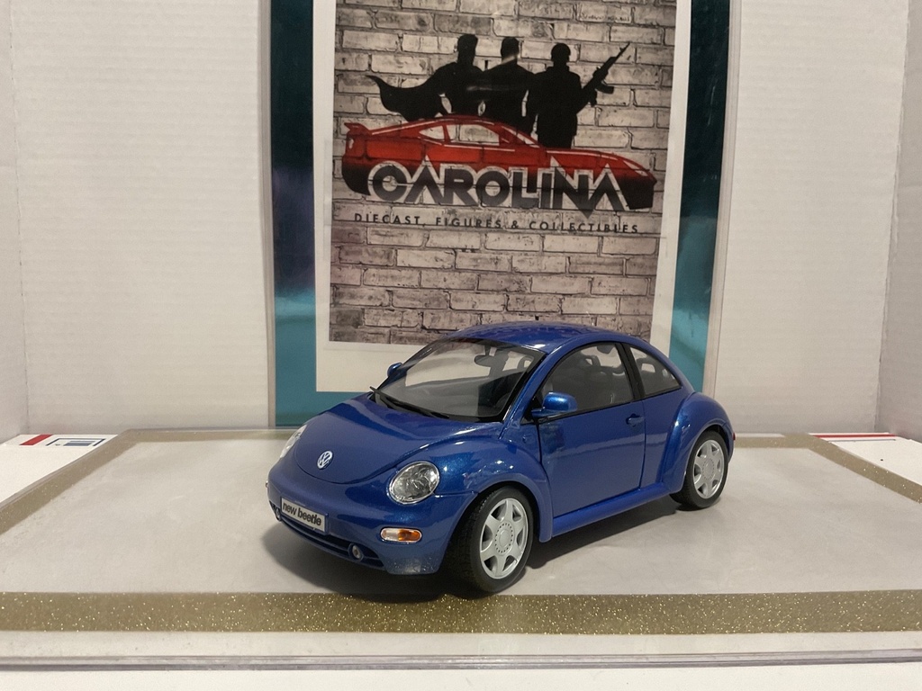[111092] 1/18: MAISTO NEW BEETLE BLUE ON BLACK