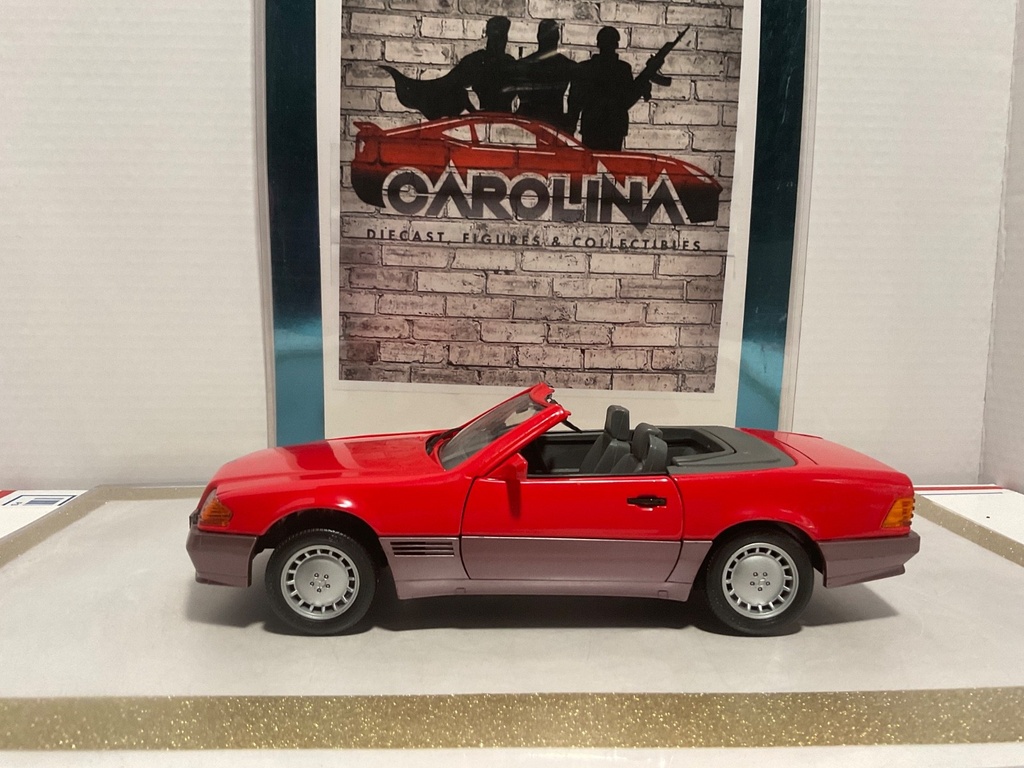 [111096] 1/18: ROAD TOUGH MERCEDES BENZ 500SL RED ON GRAY *MINOR PAINT RASH*