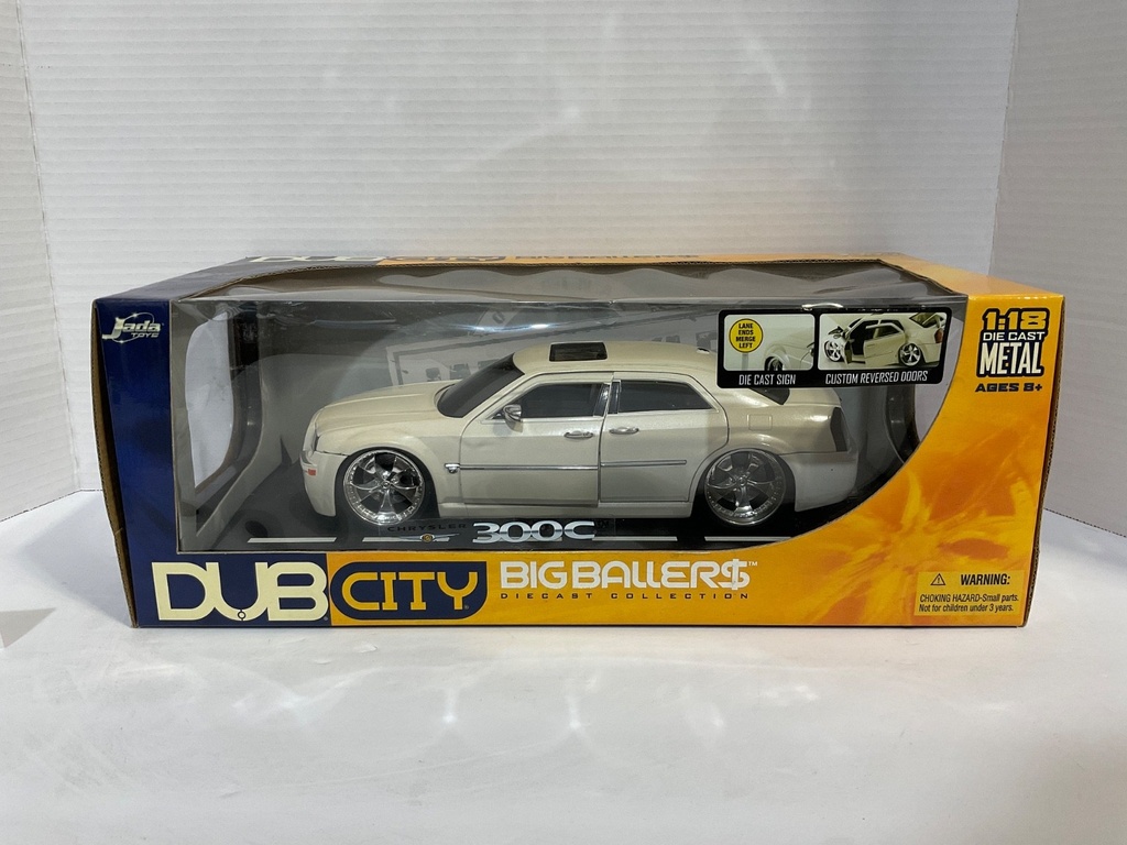 [111893] 1:18 JADA TOYS DUB CITY (DISPLAYED) CHRYSLER 300C CREAM ON GREY
