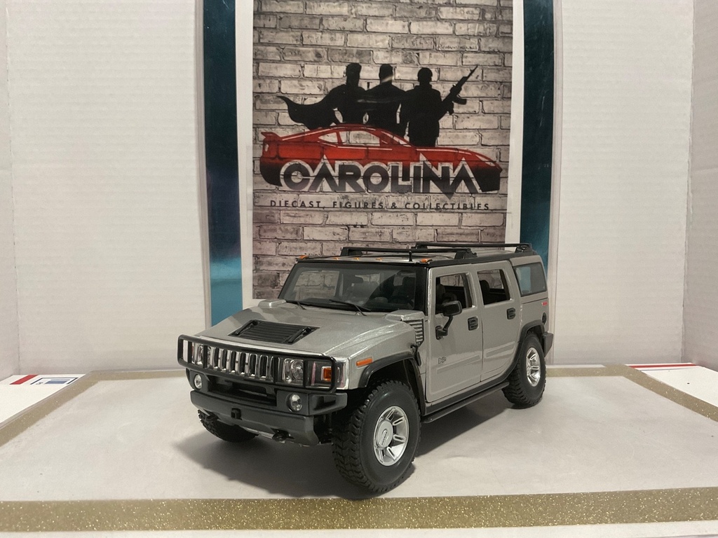 [111103] 1/18: MAISTO HUMMER H2 SILVER ON GREY (MISSING ANTENNA)