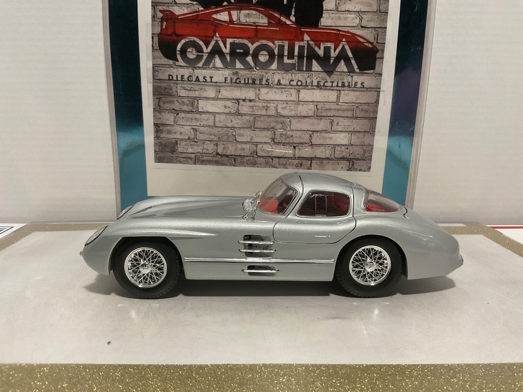 [111105] 1/18: MAISTO MERCEDES BENZ 300 SLR UHLENHAUT