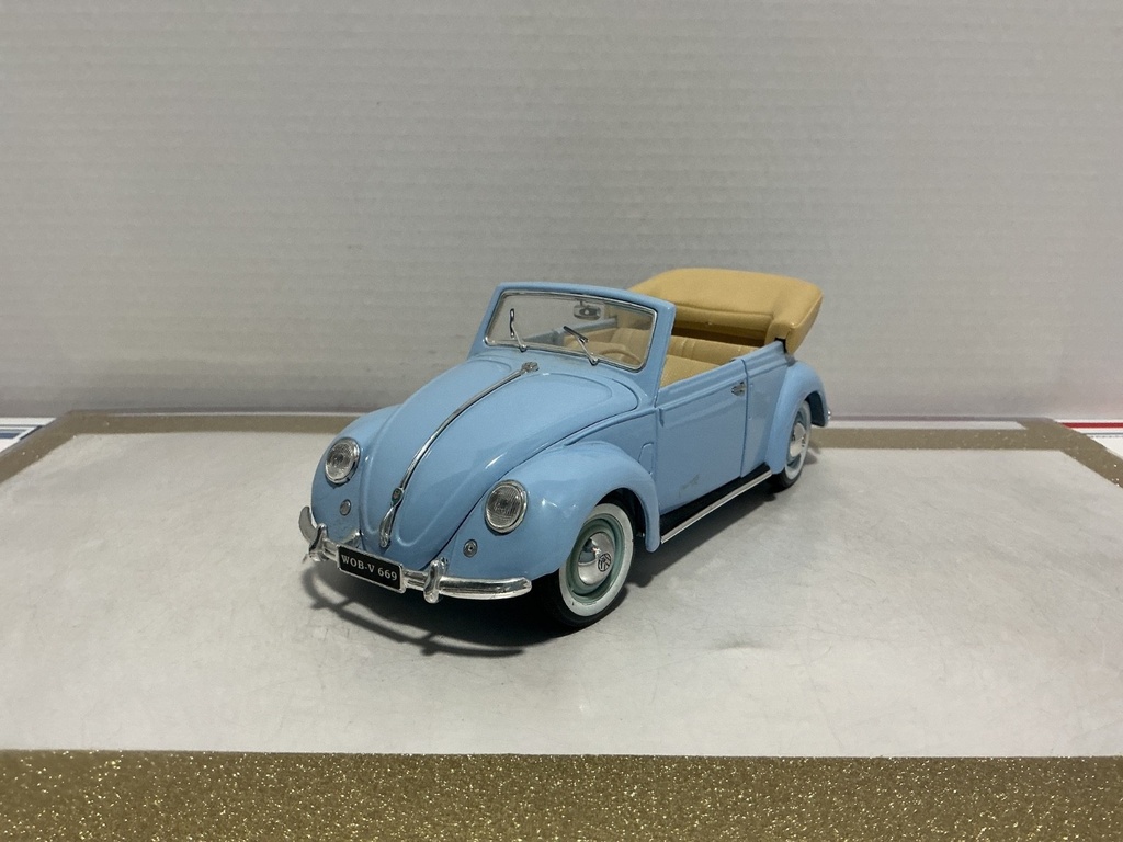 1/18: MAISTO 1951 VOLKSWAGEN CABRIOLET BLUE ON TAN