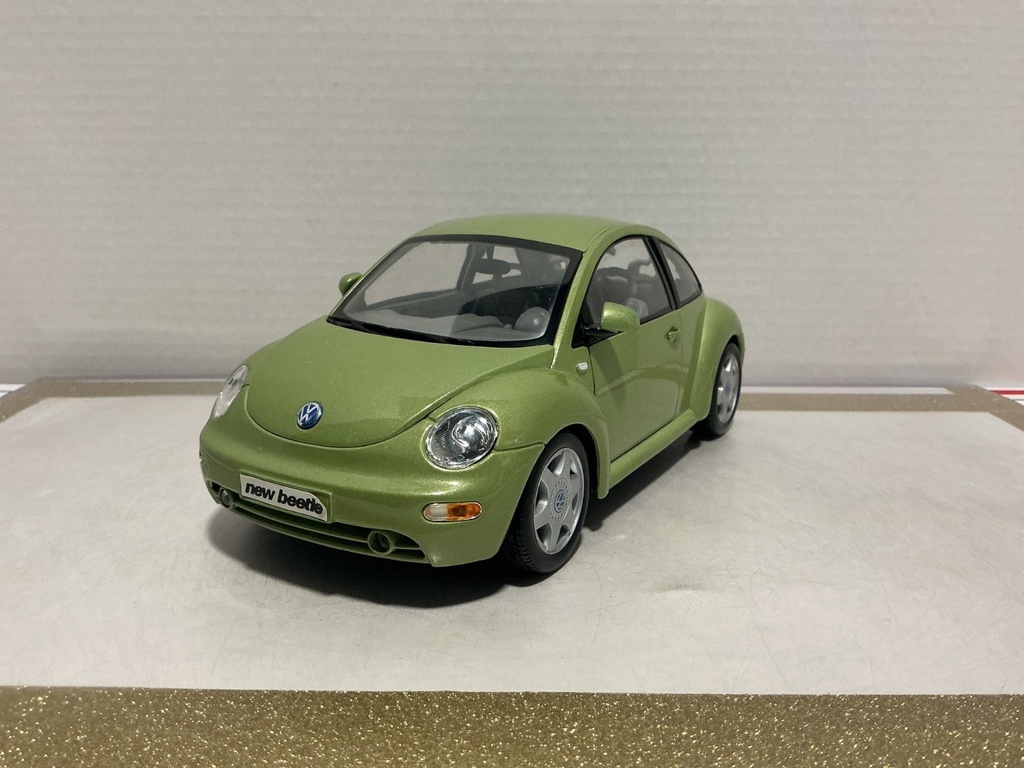 [111115] 1/18: MAISTO 1951 VOLKSWAGEN CABRIOLET BLUE ON TAN