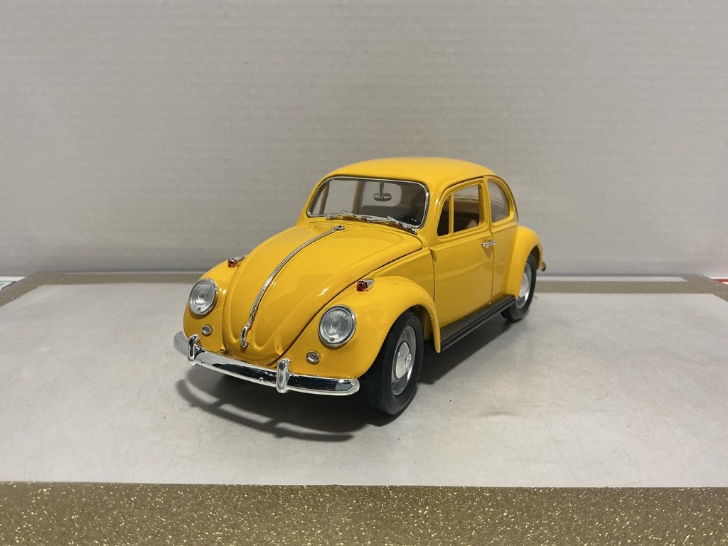 [111119] 1/18: ROAD LEGENDS 1967 VOLKSWAGEN BEETLE YELLOW ON TAN
