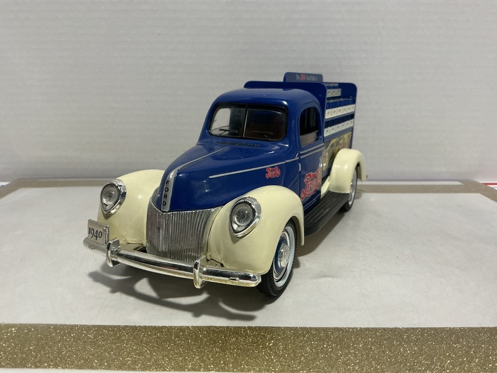 1/18: GOLDEN WHEELS 1940 FORD PEPSI BOTTLE TRUCK BLUE ON BROWN