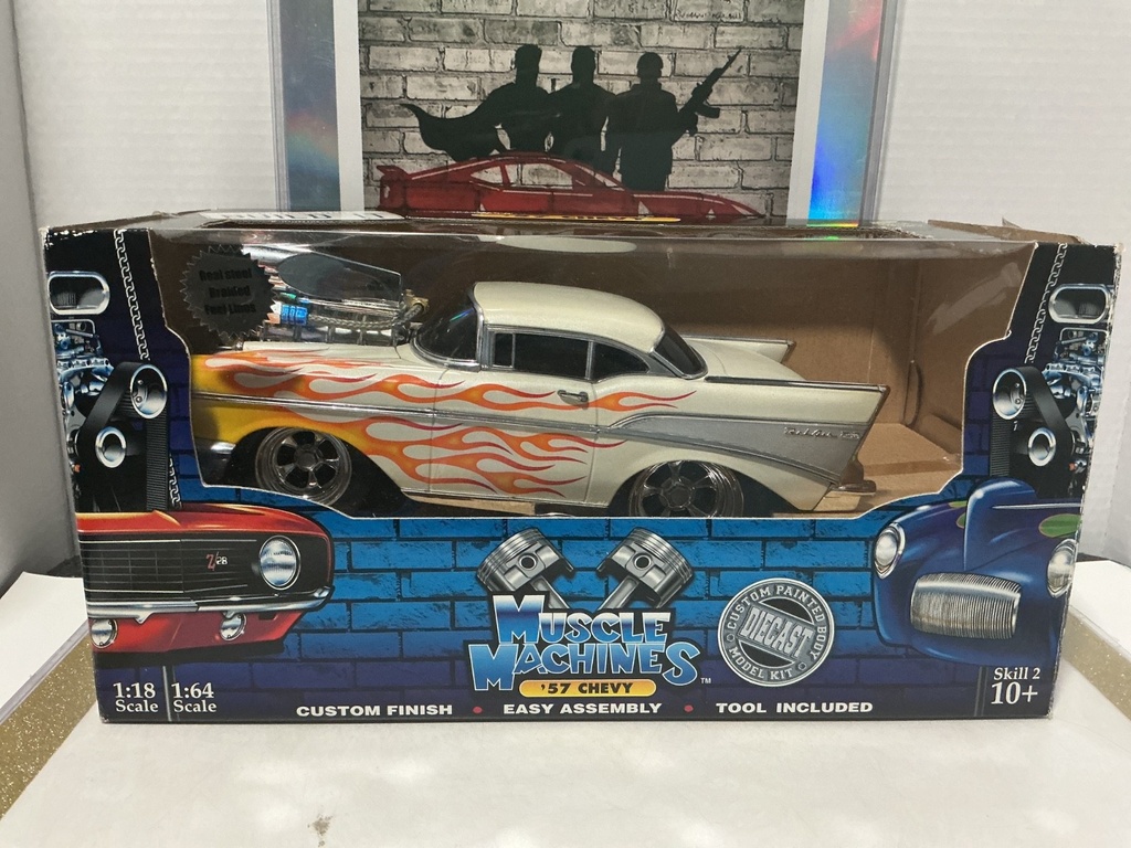 [111790] 1/18: MUSCLE MACHINES WHITE W/ FLAMES ‘57 CHEVY