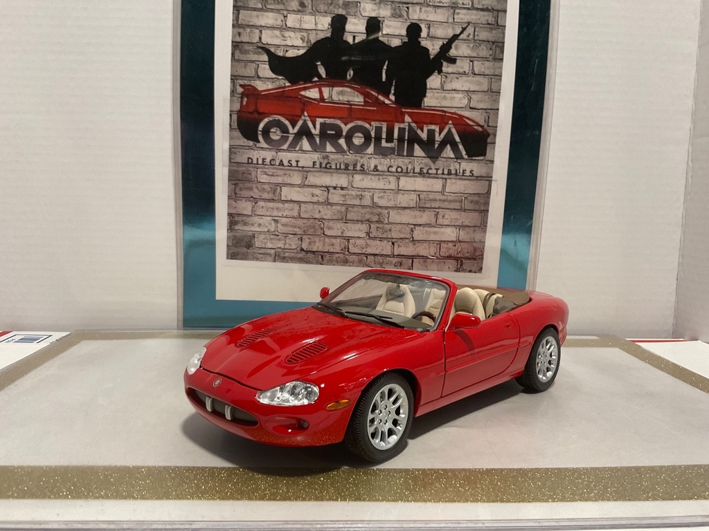 [111136] 1/18: MAISTO JAGUAR XK SERIES ROADSTER RED ON CREAM